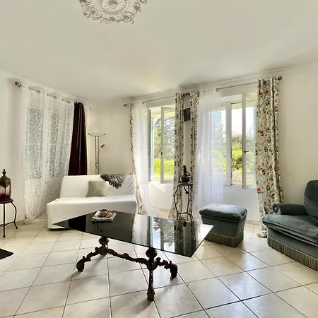 Large Bright Nest With Garden In Saint-raphael *